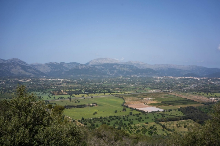 Vistas de Es Pla en la subida del Puig de Santa Magdalena (Mallorca).