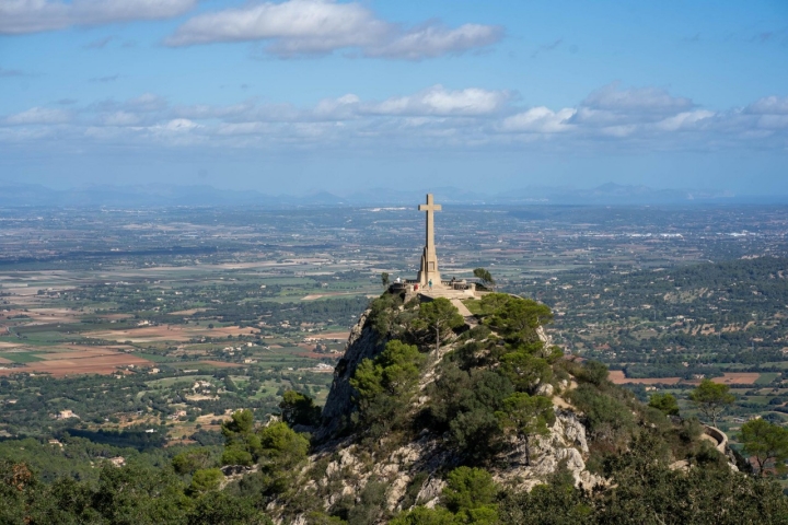 Cruz de Es Picot en el Puig des Milà (Mallorca).