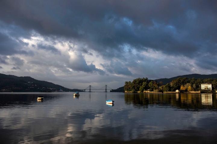 La ensenada, con el puente de Rande y el Lazareto de San Simón a la derecha.