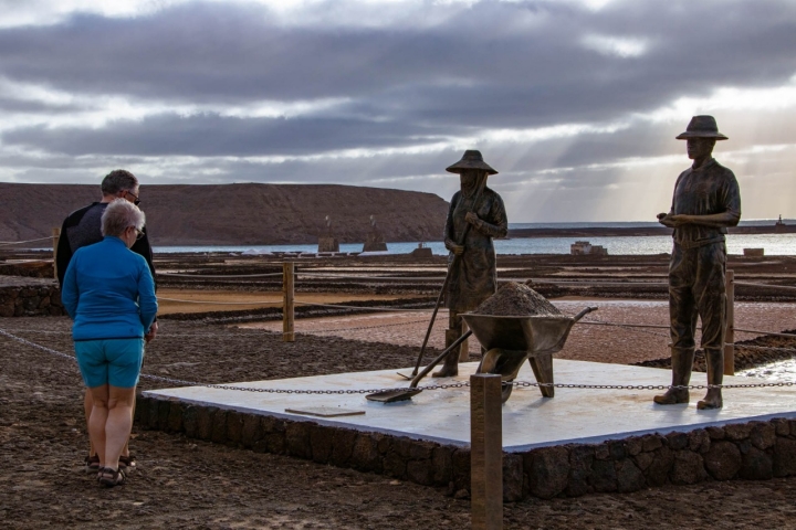 Monumento a los salineros a la entrada de las salinas.