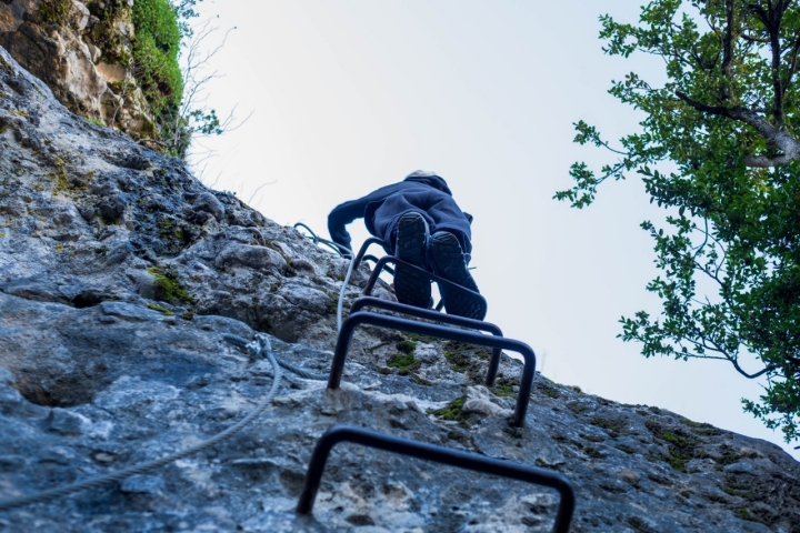 Las clavijas metálicas ancladas a la roca salvan los tramos verticales.