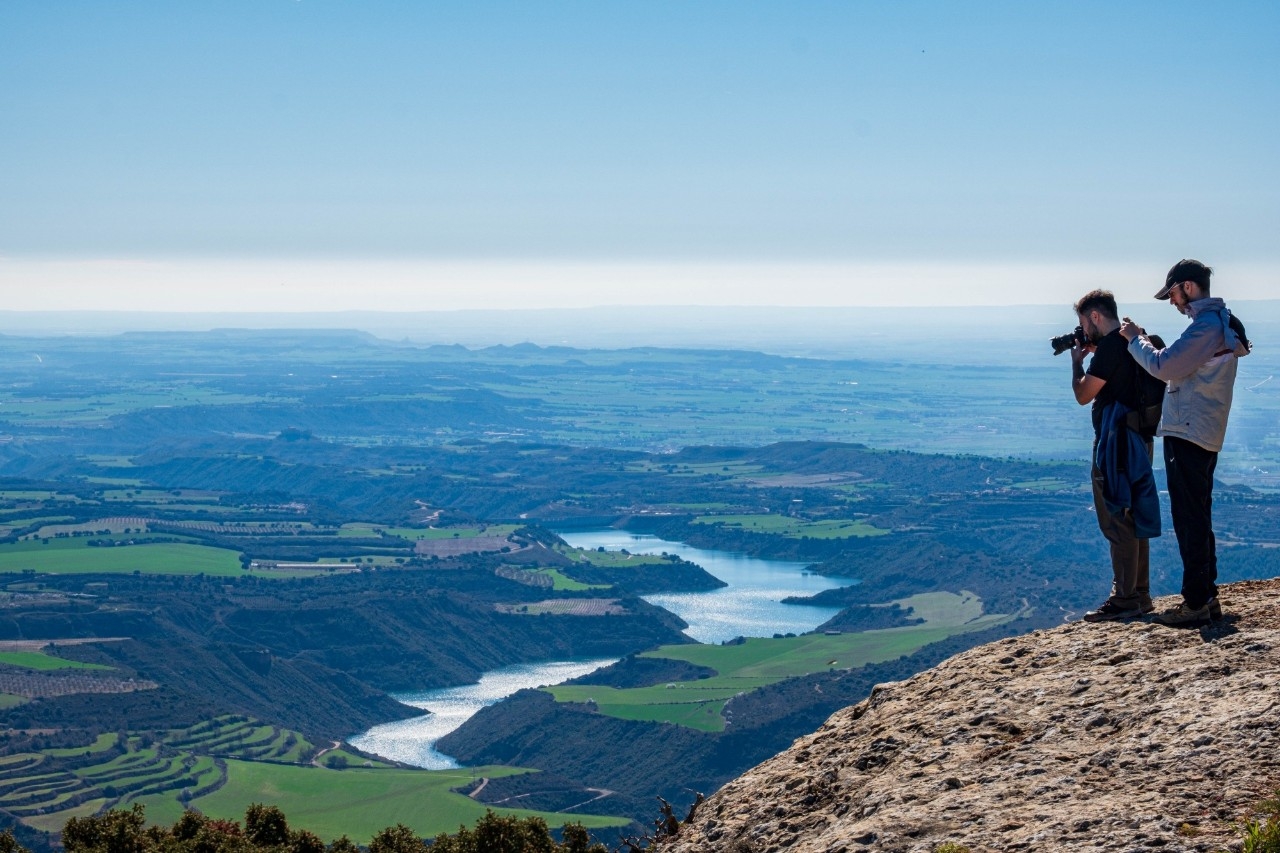 Los aficionados a la fotografía ornitológica se citan en el Salto de Roldán.