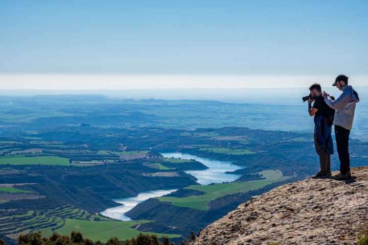 Los aficionados a la fotografía ornitológica se citan en el Salto de Roldán.