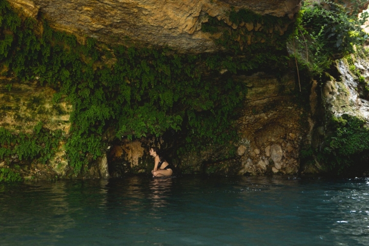 La temperatura del agua es muy baja durante todo el año, hay que meterse con decisión. 