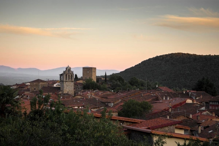 Vista general del pueblo al atardecer.