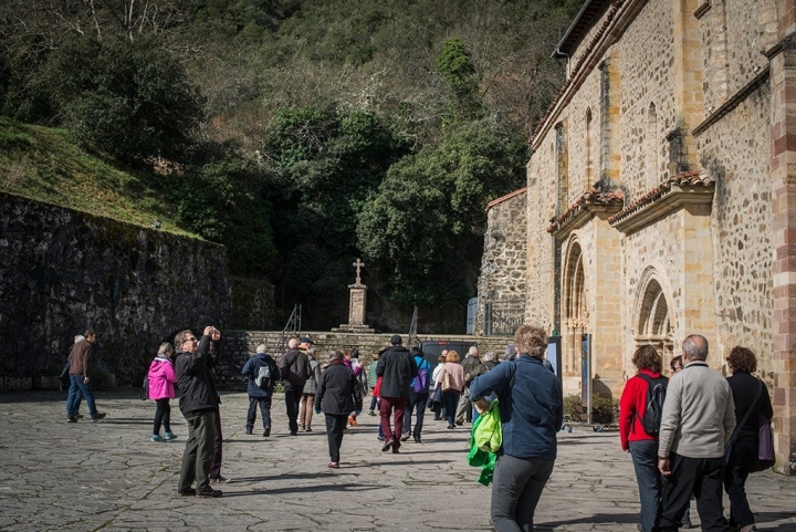 Los turistas se apresuran a entrar el Monasterio. La Puerta del Perdón, la primera a la derecha, abrirá el 23 de abril.