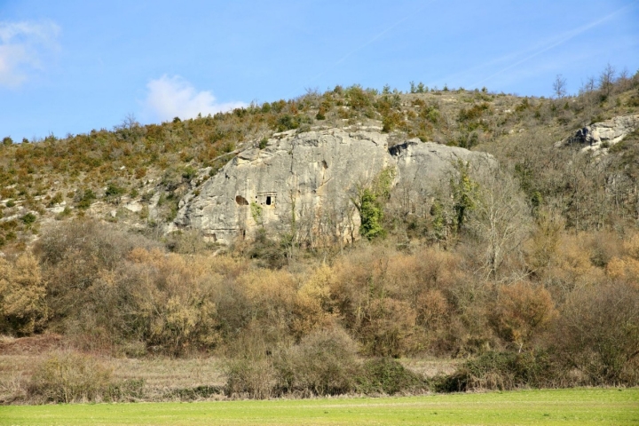 Cuevas de ermitaños en los montes de Treviño.