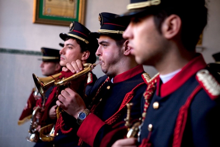 Una banda de cornetas y tambores acompaña a la Virgen de la Esperanza de Calzada de Calatrava.