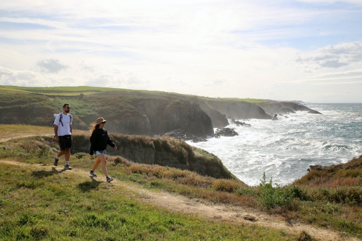 Senderistas en la Senda Costa Naviega