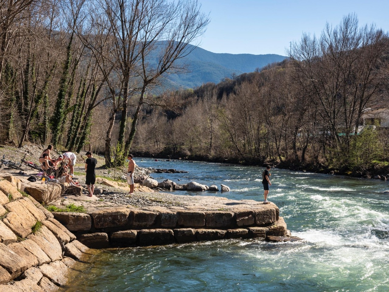 Jóvenes en el río Noguera Pallaresa a su paso por Sort.