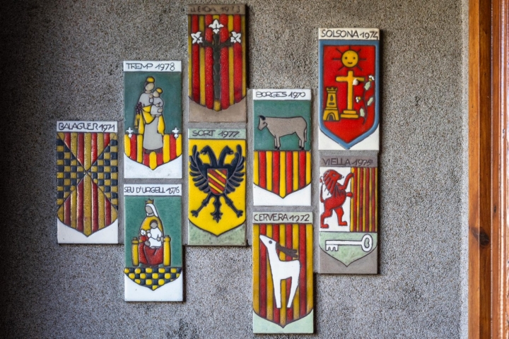 Escudos en la fachada de una vivienda en Sort.