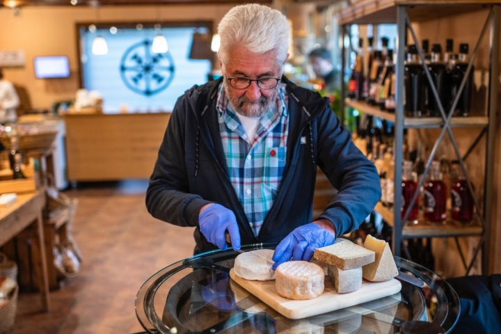 Josep Font es uno de los impulsores y copropietarios de la quesería Tros de Sort