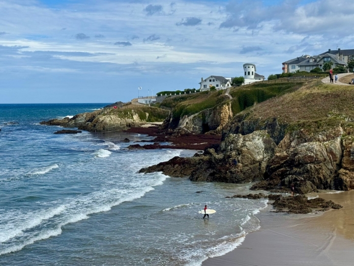 Surfista en la playa de Tapia de Casariego (Asturias)