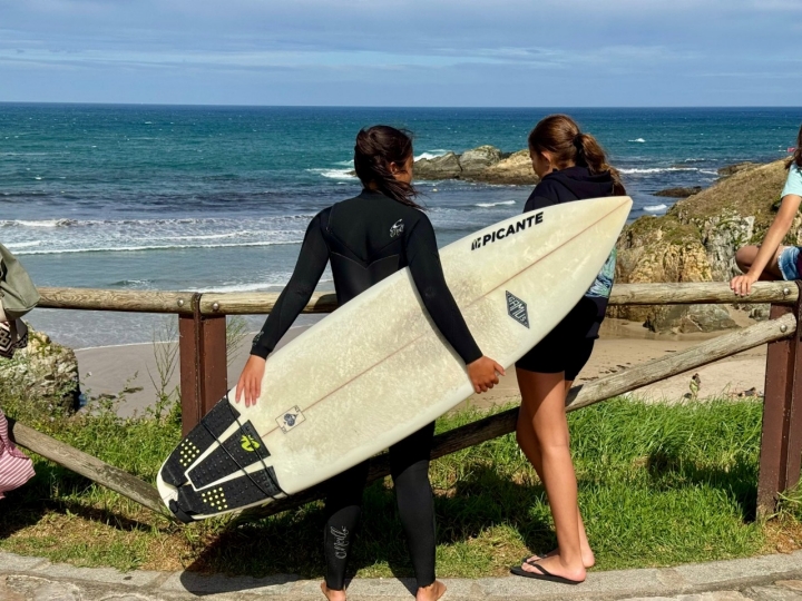 Surfistas en la playa de Tapia de Casariego