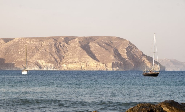 Dos veleros navegando por el mar almeriense