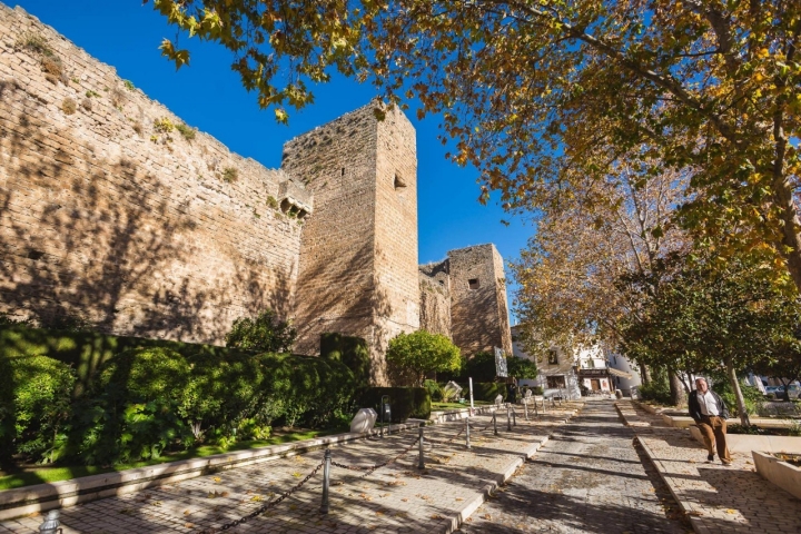El castillo de la localidad es historia viva de las diferentes culturas que han pasado por la península.