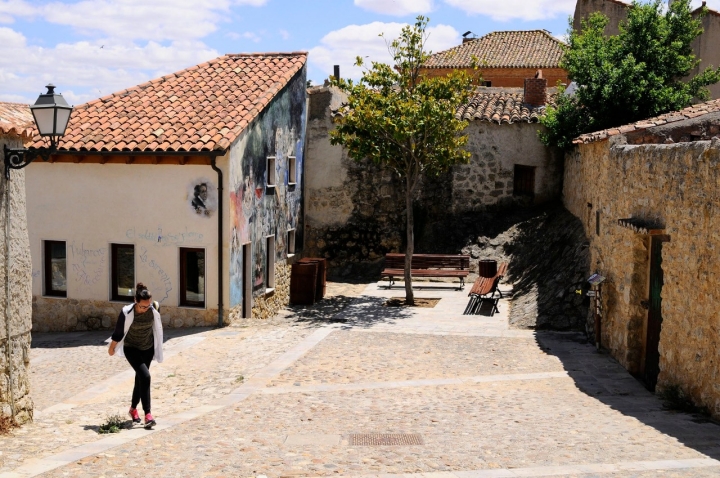Las calles del pueblo son un remanso de paz.