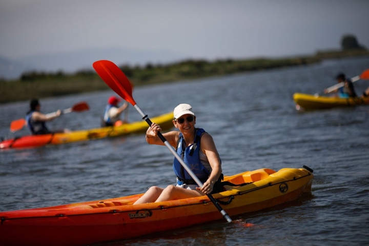 Una mujer en kayak en el río Miño.