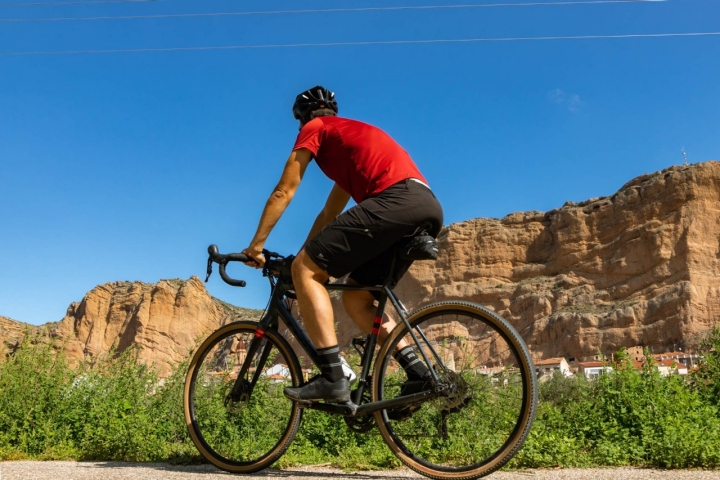 Ciclista saliendo de Quel