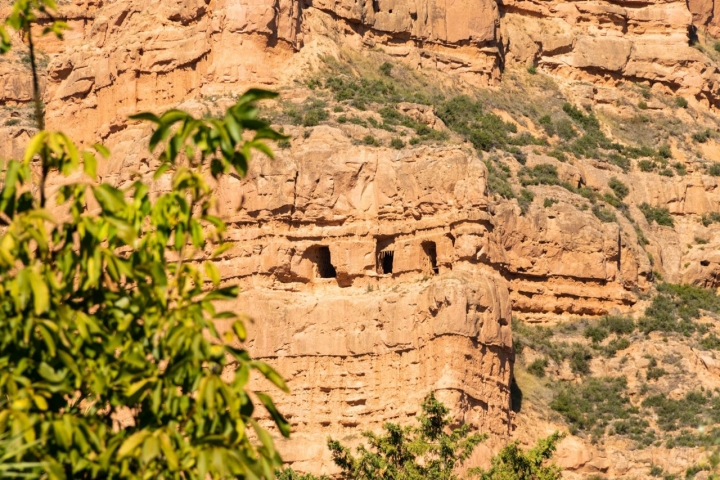 Restos del castillo de Arnedo y cuevas