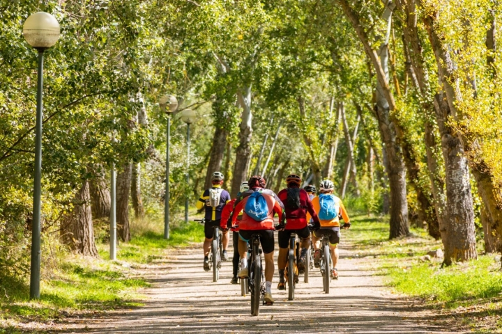 Ciclistas recorriendo la Vía Verde de Cidacos