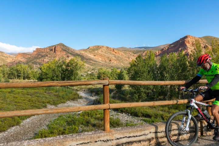 Un ciclista atraviesa las ramblas secas de Herce