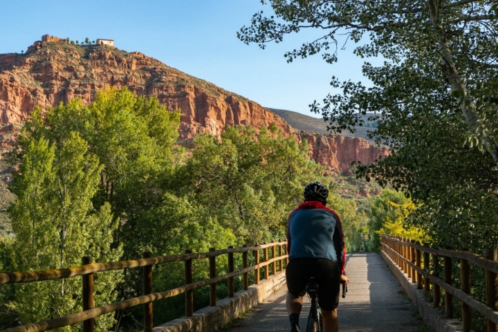 Un ciclista recorre la Vía Verde de Cidacos