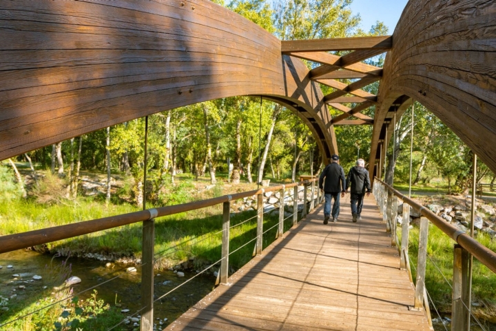 Puente peatonal de madera que da acceso al monte Vico
