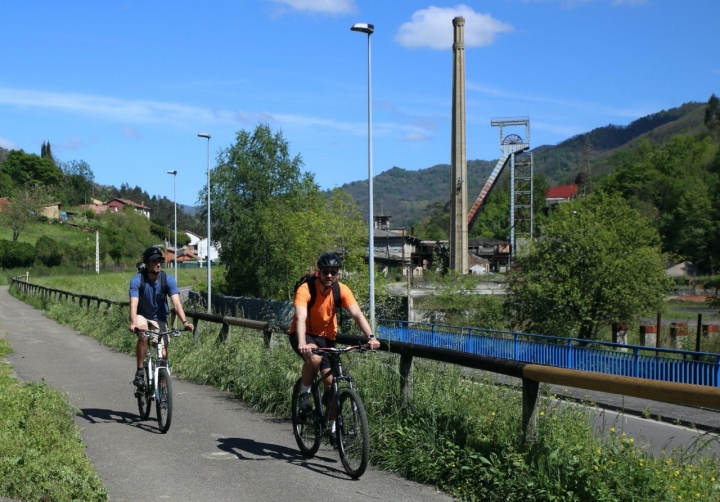 Dos ciclistas por la senda verde del Valle del Turón