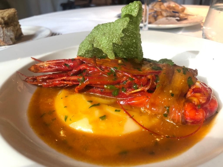 Carabinero envuelto en panceta ibérica. Foto Guía Repsol