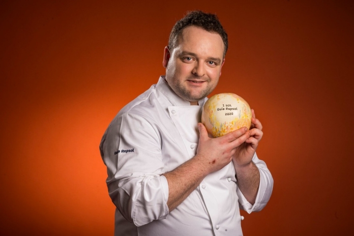 Juan Aceituno con su primer Sol recibido en 2020 por Dama Juana.