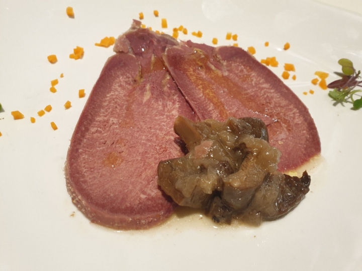 Lengua de vaca en escarlata con escabeche de níscalos. Foto Guía Repsol