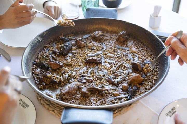 Pocos se resisten a este plato al centro de la mesa en 'La colonia de Carmela' . Foto cedida