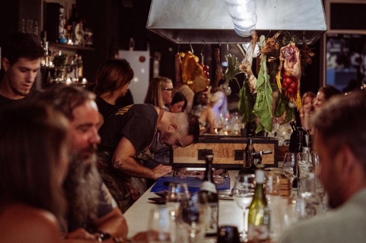 A los cocineros de 'Arsa' les gusta que 'Clandestí' sea tan macarra. Foto cedida